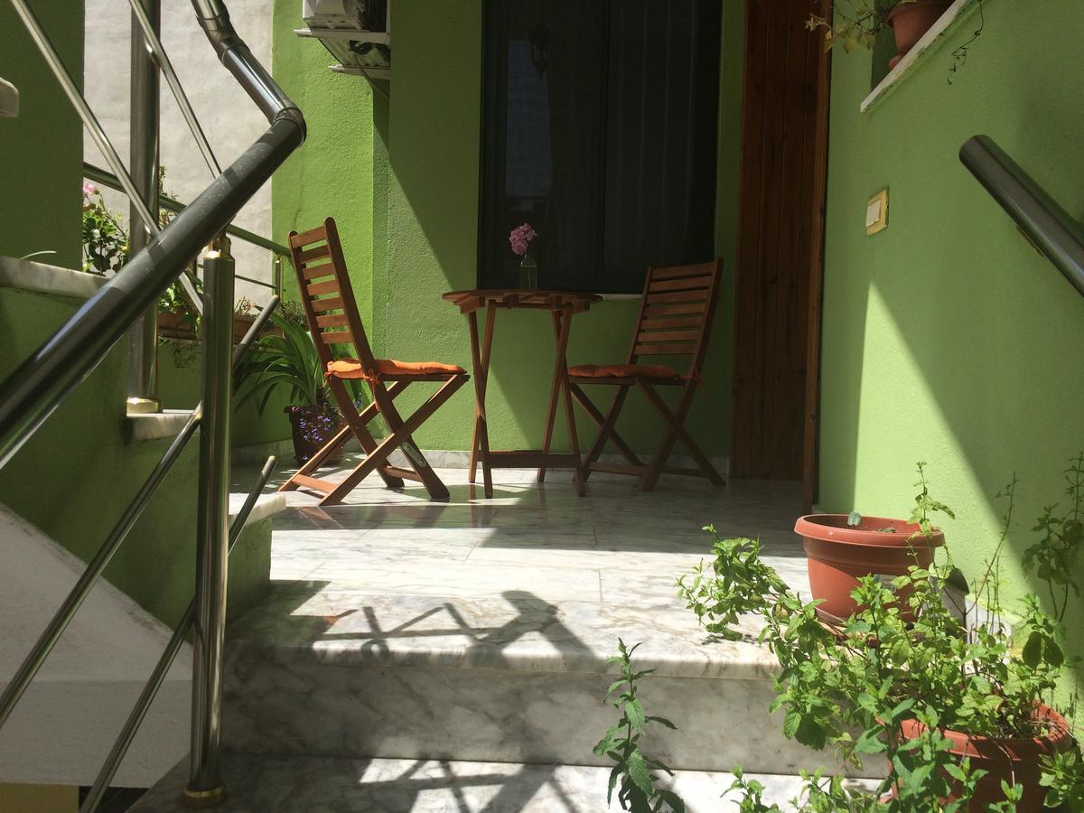 Friends House Acomodação com café da manhã Tirana Exterior foto